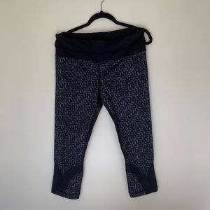 LULULEMON PATTERN CAPRI